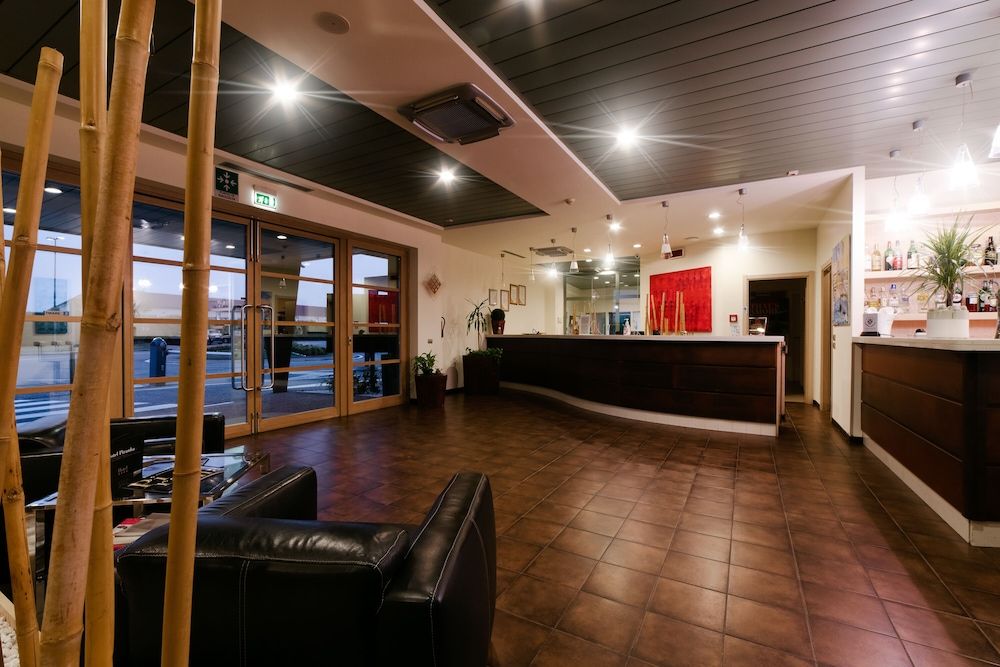 Motel Hotel Piranha 2