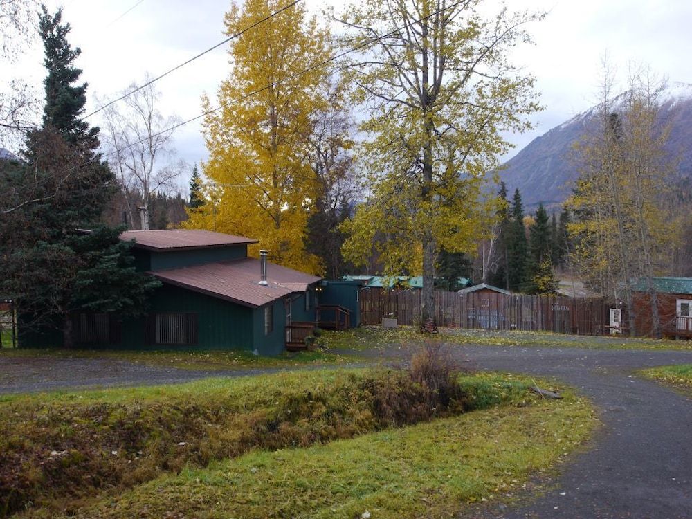 Gwin's Lodge & Roadhouse Est. 1952 3