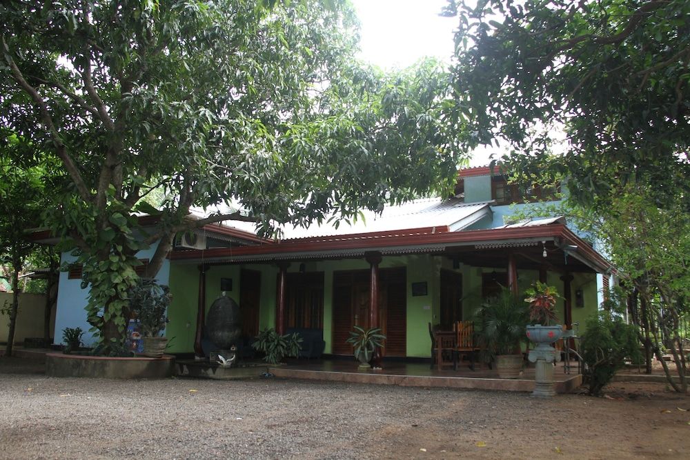 L.L.Tourist Inn & Safari jeeps -1 estrelas em Wilpattu