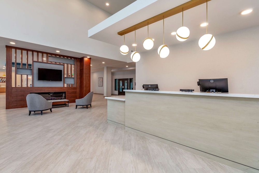 Comfort Suites Cottage Grove-Madison 2