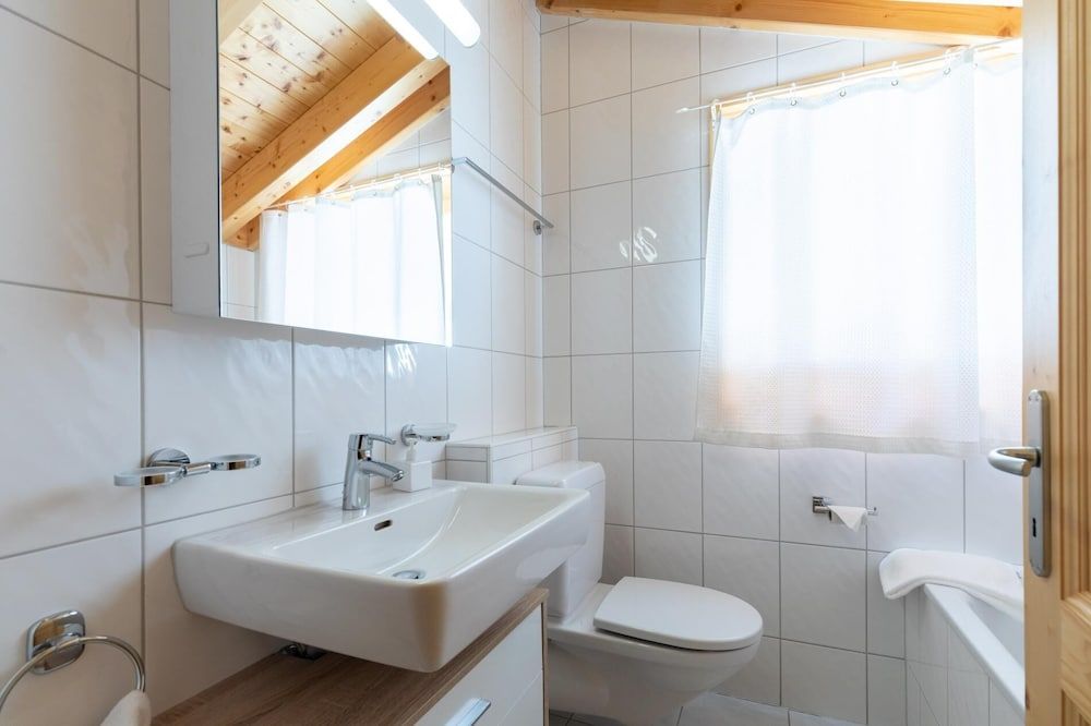 Chalet Belle Roche Recently Renovated Jacuzzi -1 estrelas em La Tzoumaz