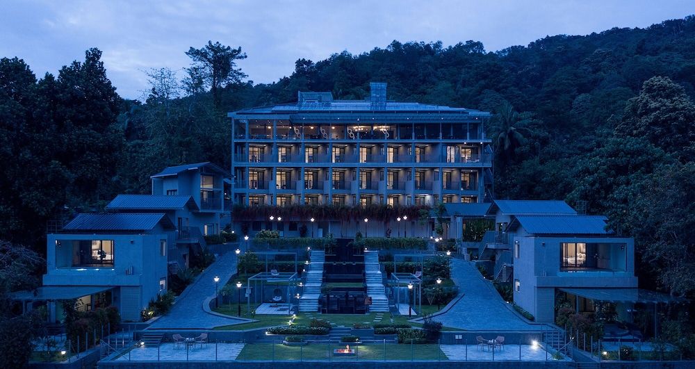 Niraamaya Retreats Samroha Athirappilly 5 étoiles à Athirappilly