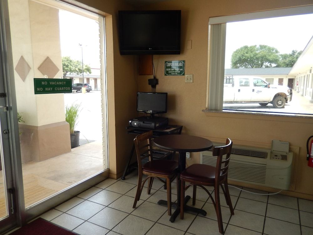 Pearsall Executive Inn 3