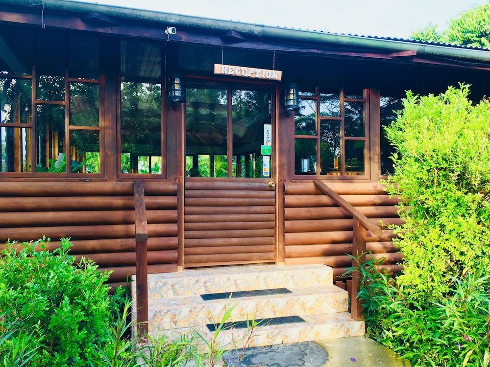 The Log Cab Inn Resort 3