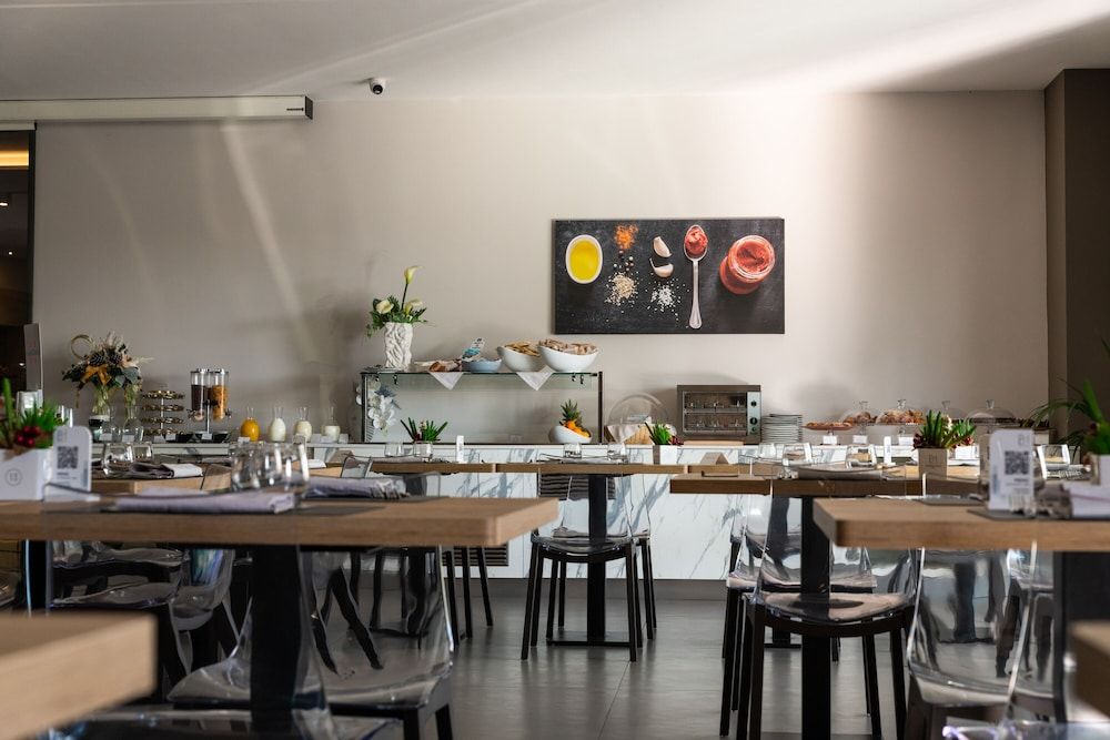 Building Hotel 4 estrelas em Teverola