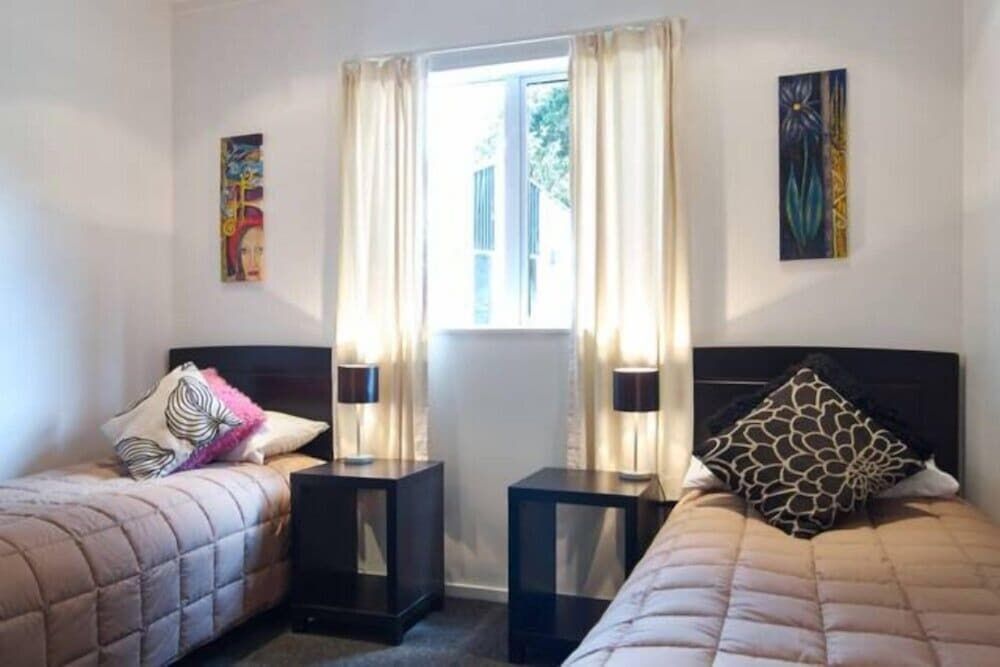 Christchurch City & Country Cottages - Nut Point Cottage 2