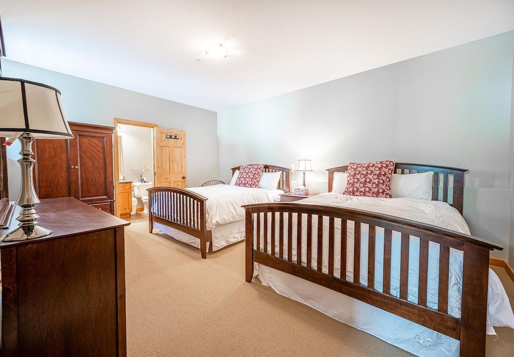 Bear's Paw Chalet - Amazing Location & Ski In/out 3