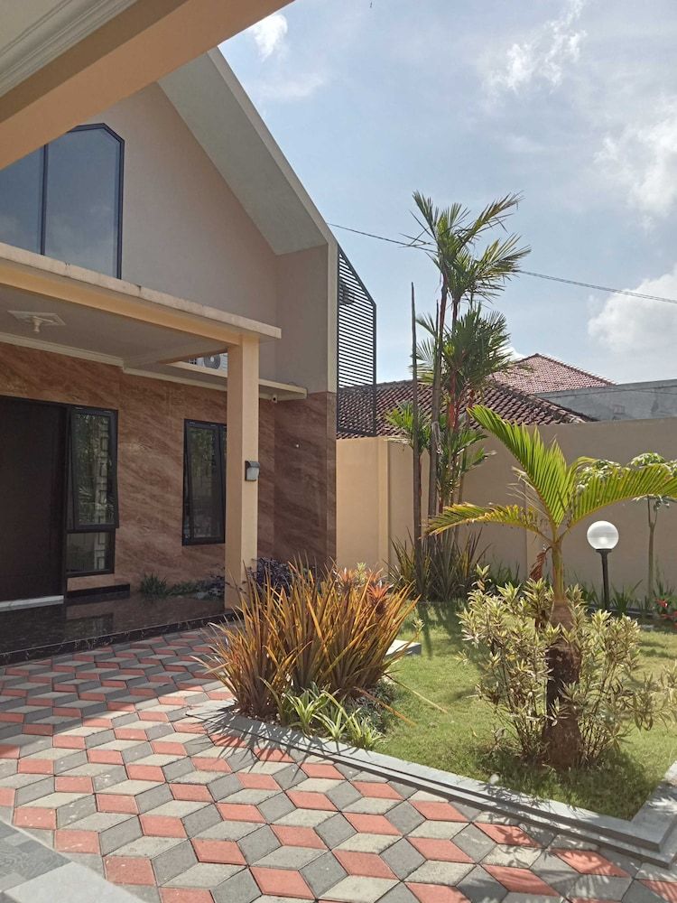 EXPRESS O 91708 Rumah Sriwijaya 12a Syariah 2 estrelas em Wirolegi