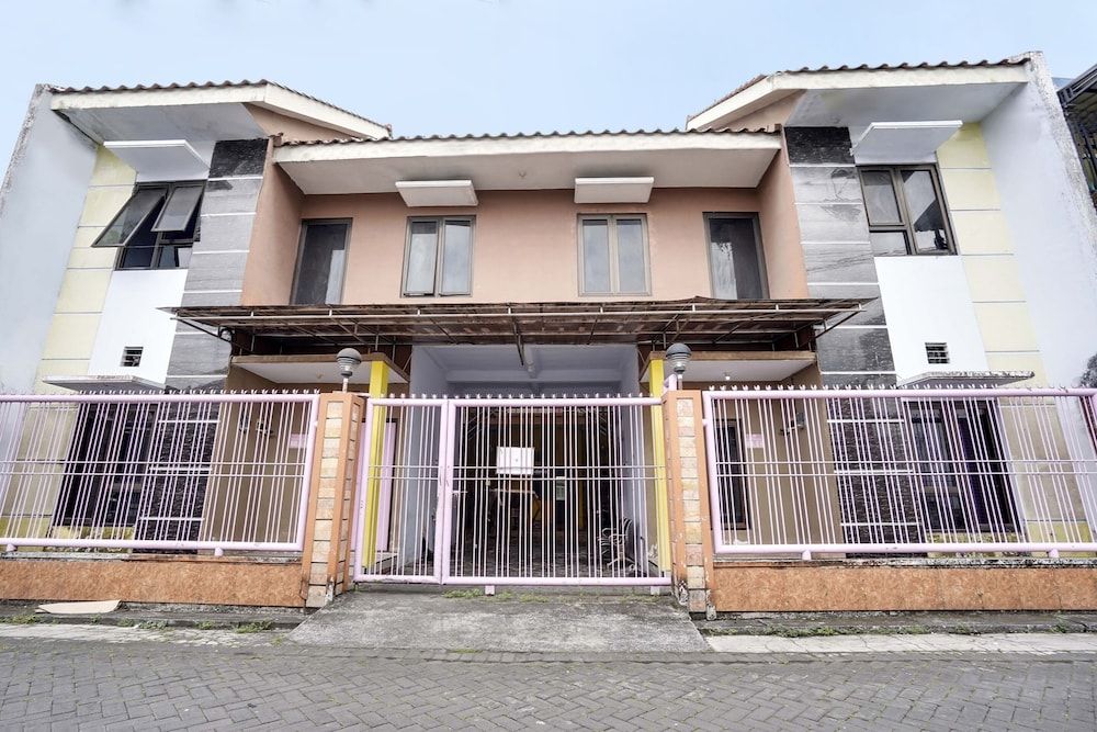 Spot On 91626 Rr Kost Putri Syariah 2 estrelas em Lumajang