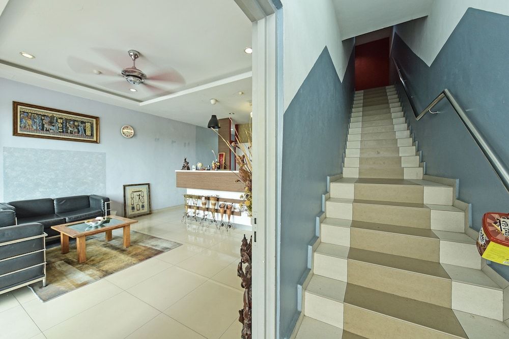 Oyo 90644 M Three Hotel 3