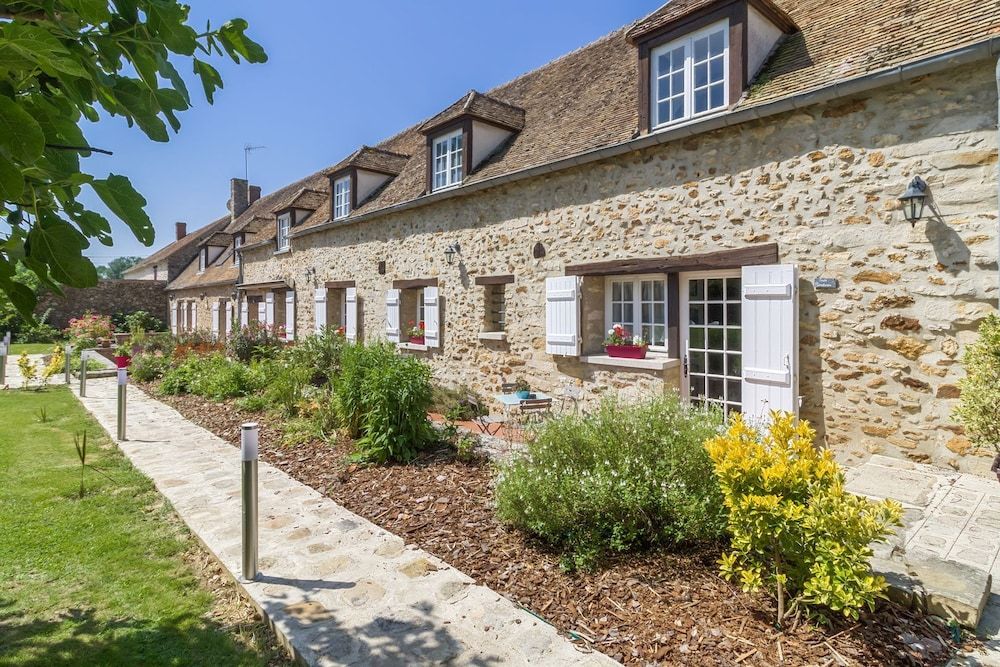 Domaine Des Trois Cha Teaux 2