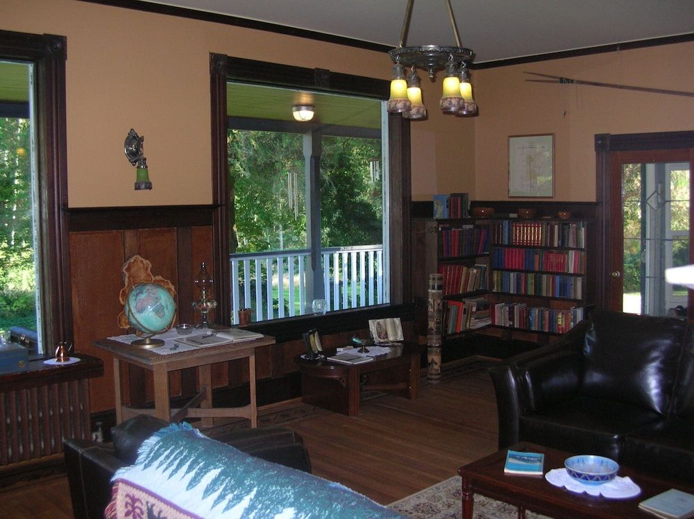 Sasquatch Crossing Eco Lodge B&B 3