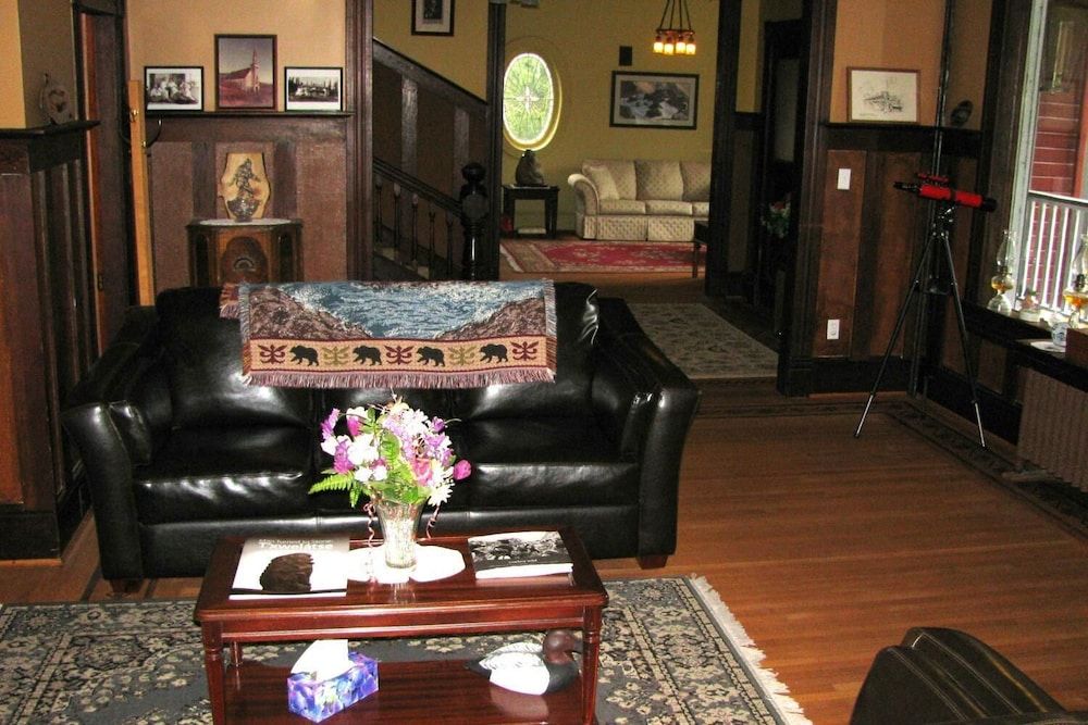 Sasquatch Crossing Eco Lodge B&B 2