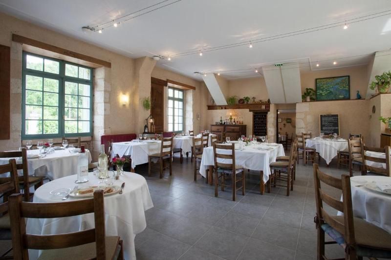 Logis Hotel Le Lion D'or Manzac 2