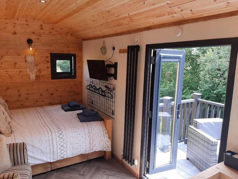 Min yr Afon - Cabin - Sleeps 2 - Hot Tub - Parking 2