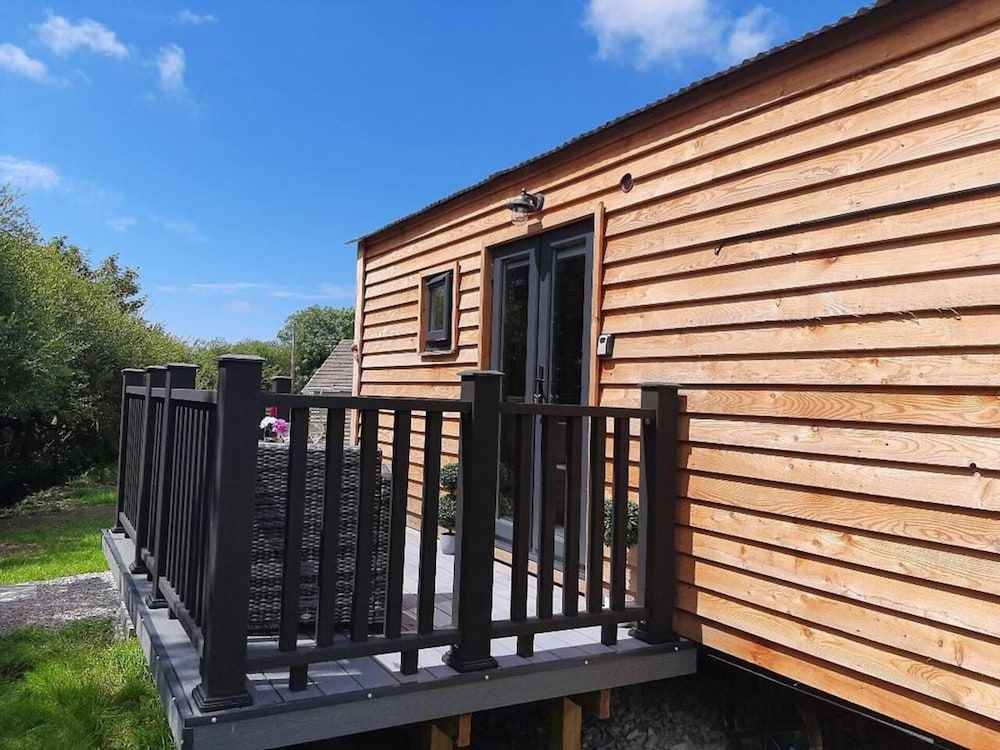Min yr Afon - Cabin - Sleeps 2 - Hot Tub - Parking -1 estrellas en Gwalchmai