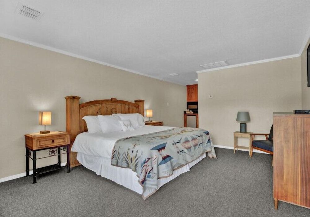 Maven's Inn & Grill 3