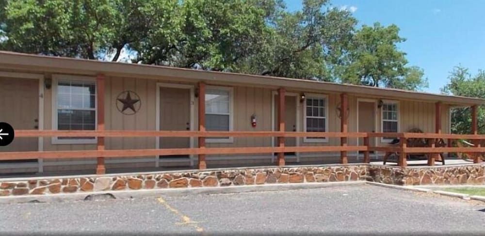 Maven's Inn & Grill -1 estrelas em Canyon Lake