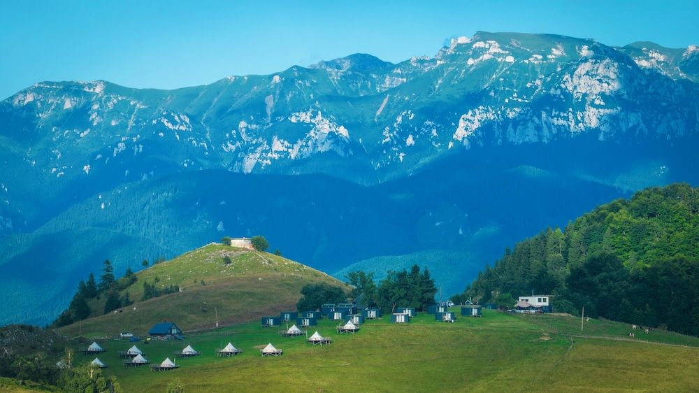 Ursa Mica Glamping Resort 4 estrelas em Şirnea