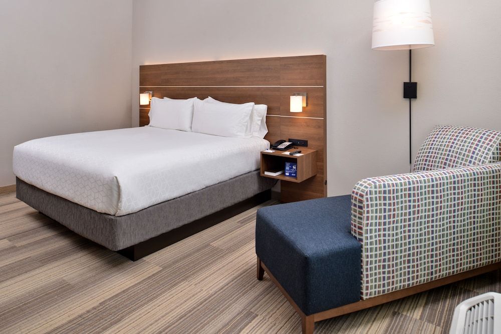 Holiday Inn Express & Suites Moundsville 3