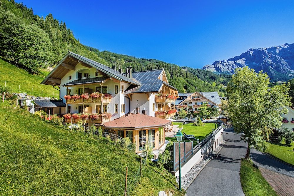 Almhof Alpin Apartments & Spa 4 étoiles à Dienten am Hochkönig