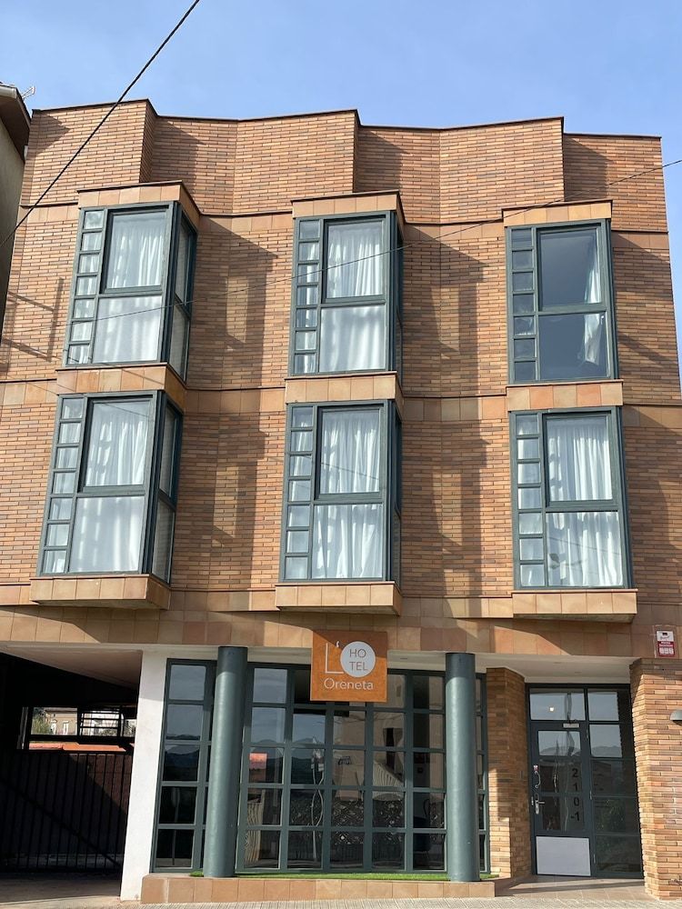 HOTEL ORENETA - Gironella 2 étoiles à Gironella