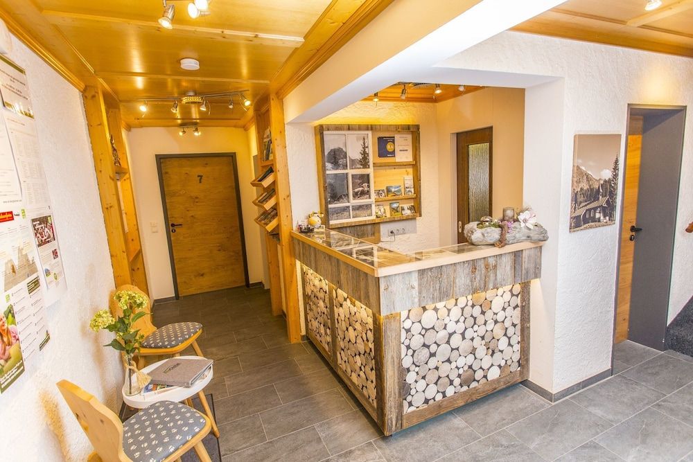 ALP-CHALET Ferienwohnungen Kleinwalsertal 2