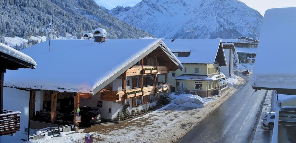 ALP-CHALET Ferienwohnungen Kleinwalsertal -1 estrelas em Hirschegg
