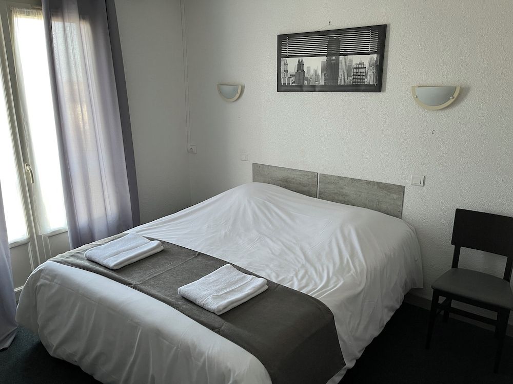 Hôtel Le Lyon Vert Commentry 3