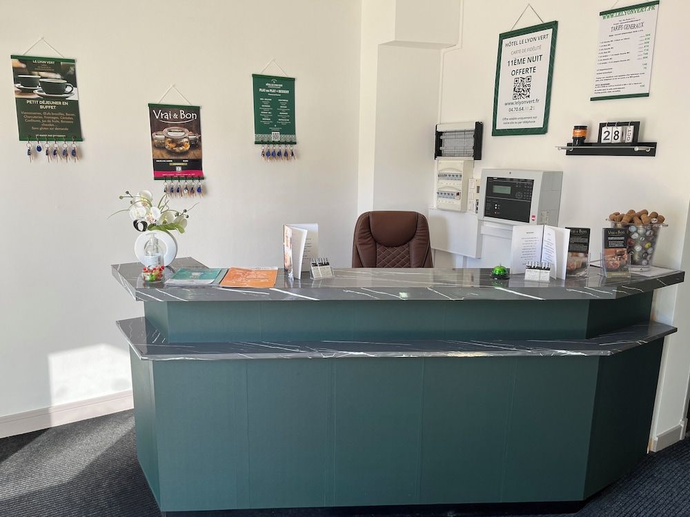 Hôtel Le Lyon Vert Commentry 2