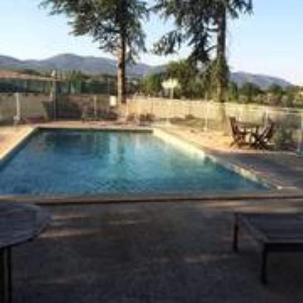 Le Parc aux Cèdres -1 estrelas em Laroque