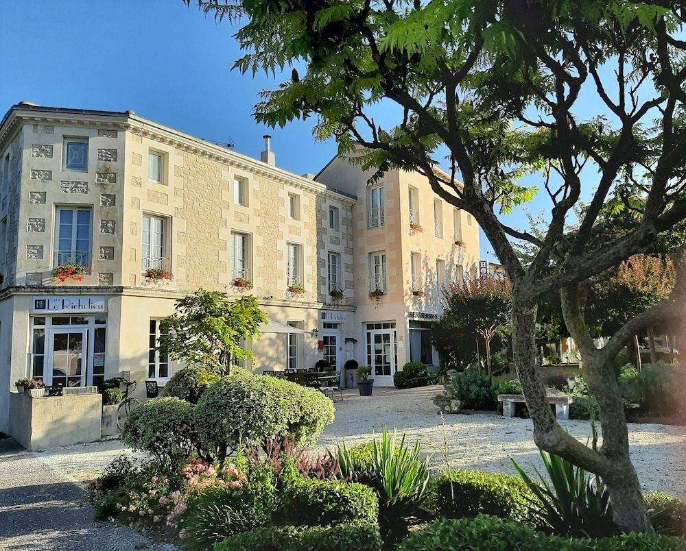 Logis Hôtel Le Richelieu - Royan Atlantique 3 estrelas em Saujon