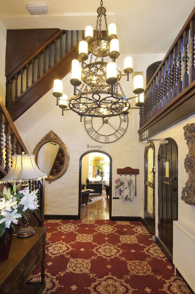 The Roundabout Hotel 3