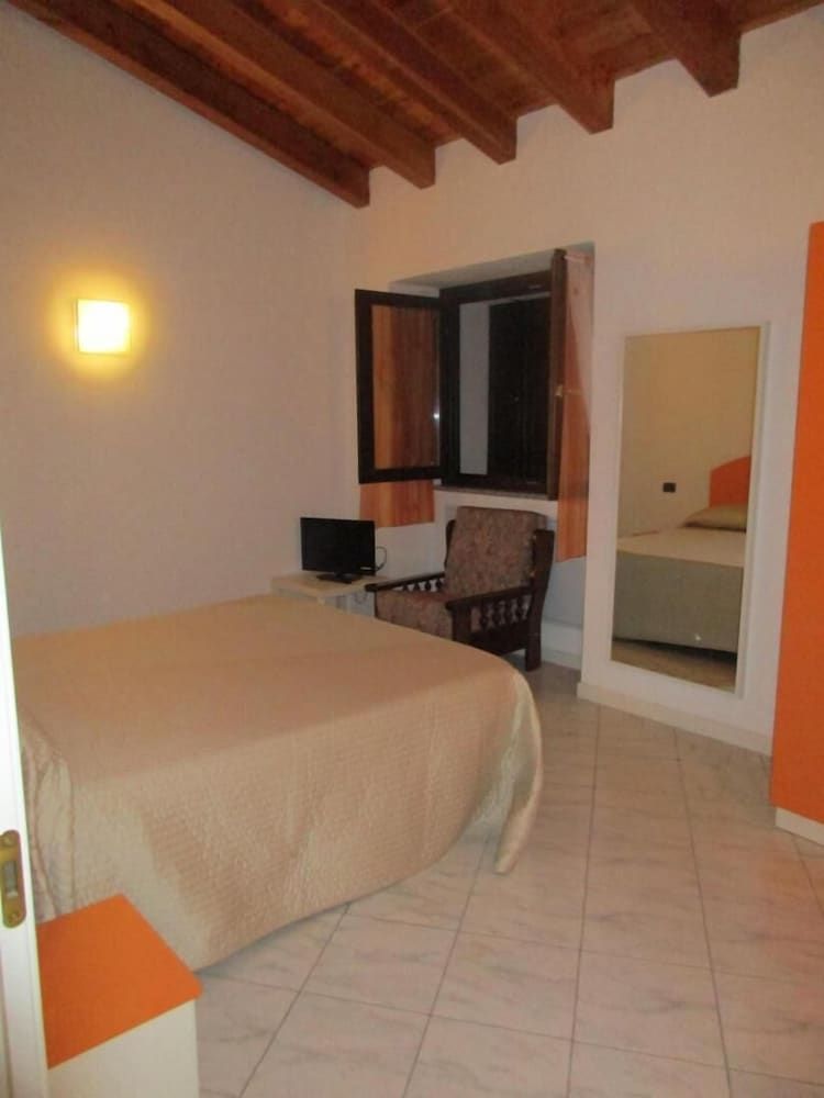 Double Room in Agriturismo Rocca Dei Marchesi - in Peaceful Area 2