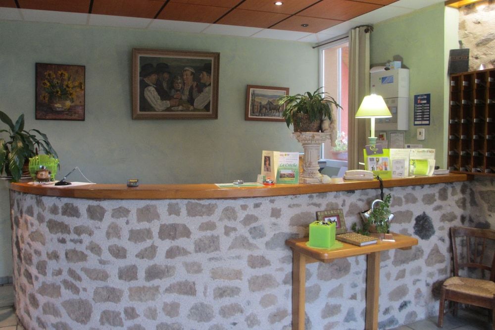 Hôtel-Restaurant La Crèche et sa piscine intérieure - Logis Hôtels 3