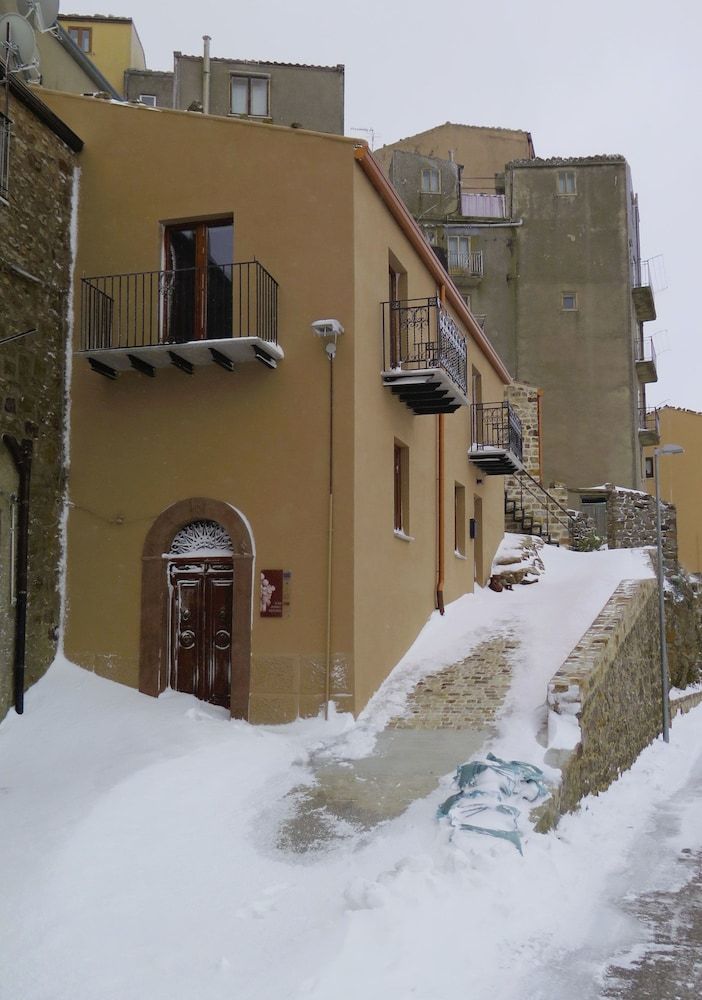 Porta Baciamano -1 estrelas em Geraci Siculo