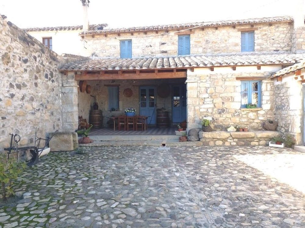 Sa domu de ziu Antoneddu -1 estrelas em Tuili