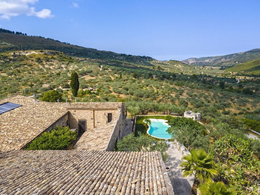 Masseria Fortificata Lo Zafferaneto -1 estrelas em Buccheri