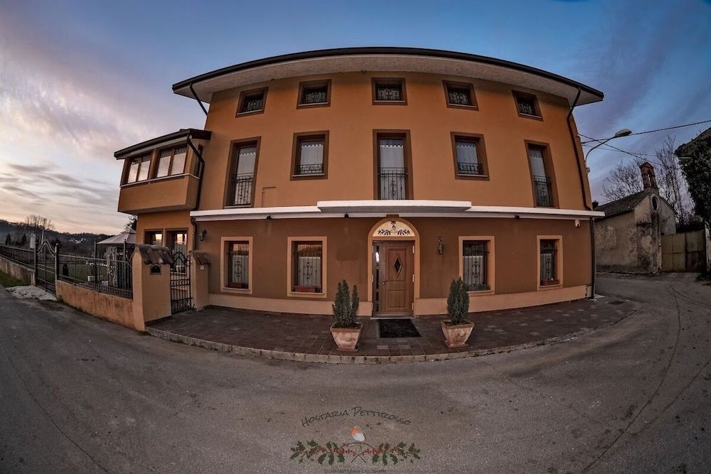 Hostaria Pettirosso -1 estrellas en Lonzano