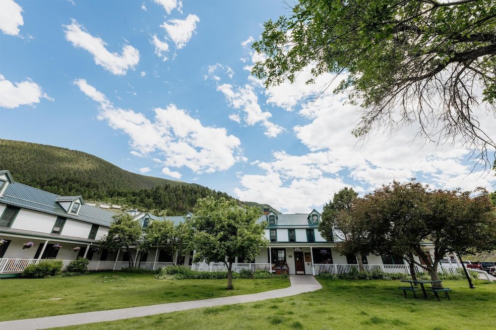 Chico Hot Springs Resort & Day Spa 3 estrellas en White City