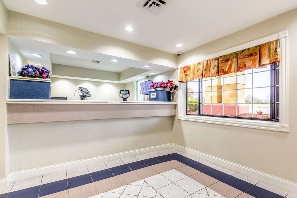 Econo Lodge Berea 3