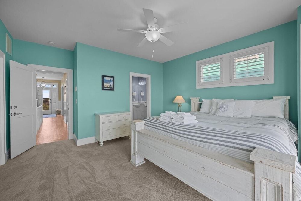 Dolphin Dreams 5 Bedroom Home by RedAwning 3