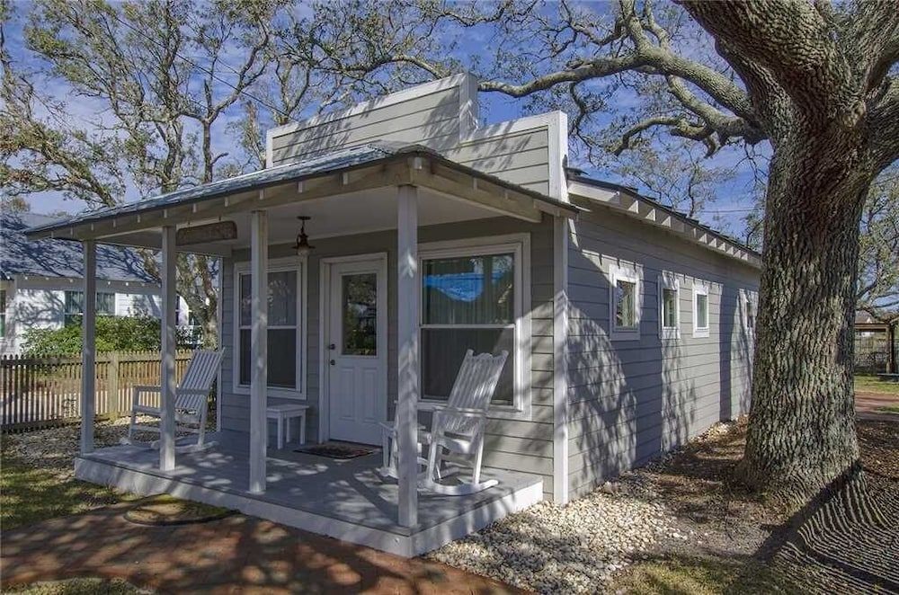 Mr. Bennie's Cafe 2 Bedroom Home by RedAwning -1 estrellas en Harkers Island