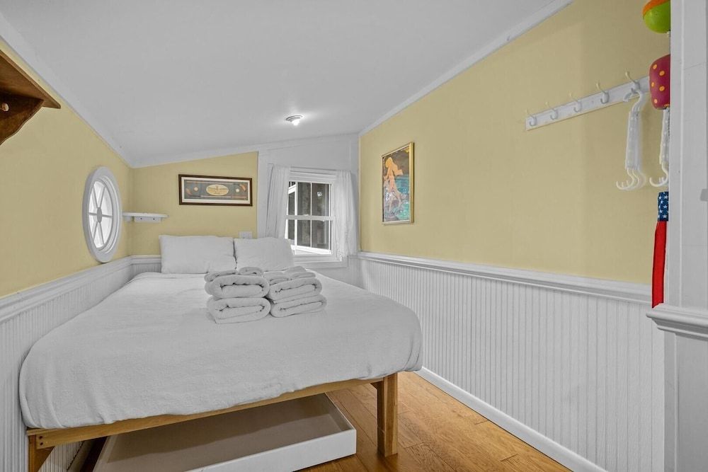 Mr. Bennie's Cafe 2 Bedroom Home by RedAwning 3