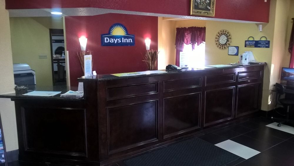 Days Inn & Suites by Wyndham Hutchinson 3