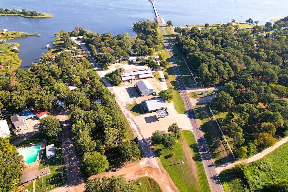 Axtons Bass City Lake Front Resort -1 estrellas en Emory