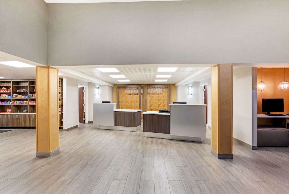 La Quinta Inn & Suites by Wyndham Columbus MS 2