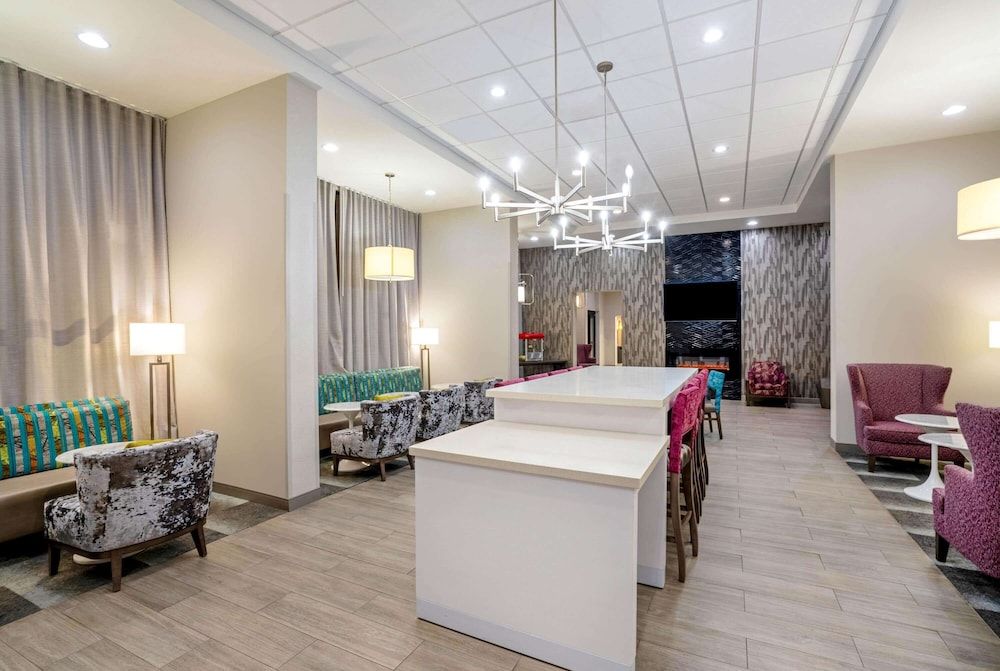 La Quinta Inn & Suites by Wyndham Columbus MS 3