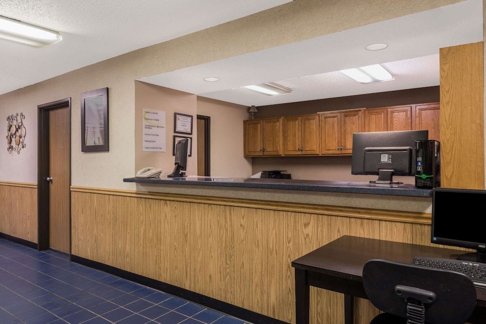 Super 8 by Wyndham Potosi 2