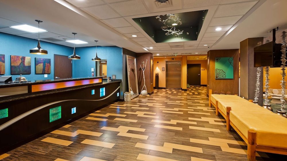 Best Western Plus Chain of Lakes Inn & Suites 2